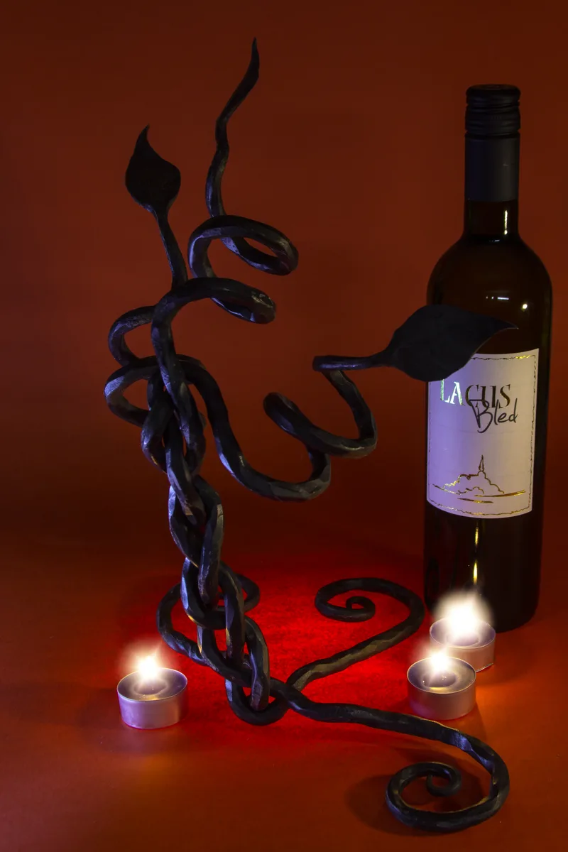 Kovano stojalo za vino Trta