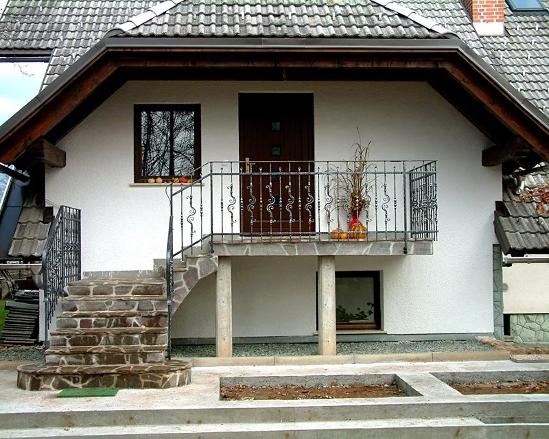 Kovana balkonska ograja, Lesce