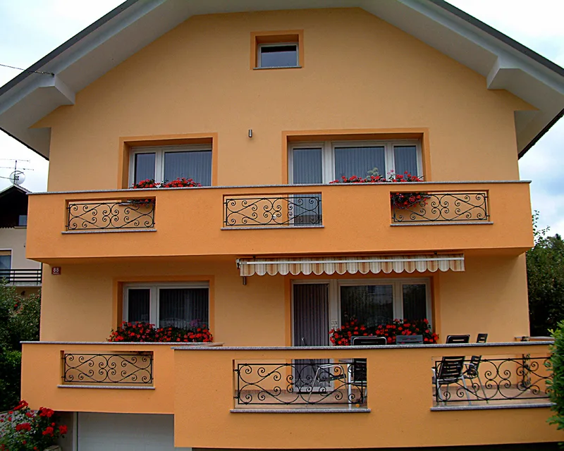 Kovana balkonska ograja, Podreča
