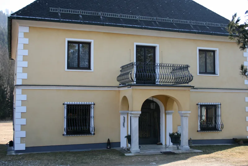 Kovana ograja za dvorec