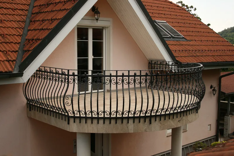 Kovana polkrožna ograja Javorščica