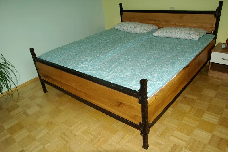 Postelja Masiva, les in železo
