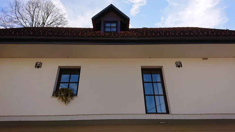 Kovana fasadna svetilka Kletka