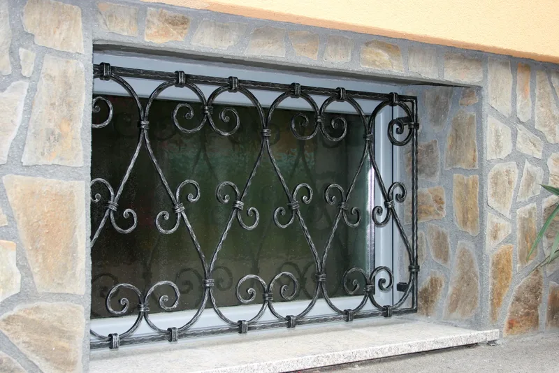 Kovana okenska mreža C-zvitki