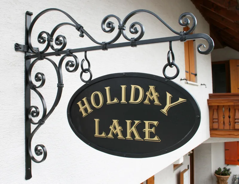 Kovan izvesek Holiday Lake