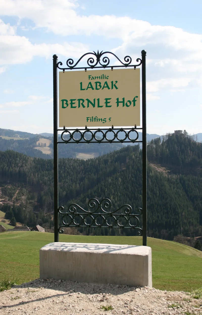 Kovana obcestna tabla Bernle Hof