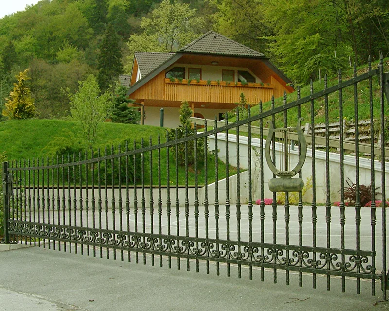 Kovana vrata in ograja Moste
